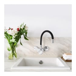 Bateria kuchenna ścienna elastyczna wylewka kran czarna