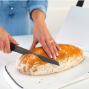 czarny nóż do krojenia chleba