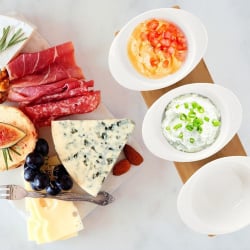 Miseczki na przekąski porcelanowe białe na tacy whiteline 32 cm 7 el.