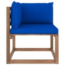 Ogrodowa sofa narożna z palet, z niebieskimi poduszkami